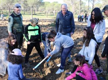 Reforestación de una hectárea de terreno en el Paraje de Malatao, en el Campo Común de Arriba de Cartaya, de la mano del CEIP 'Juan Ramón Jiménez', con la colaboración del Ayuntamiento y de la Junta de Andalucía.