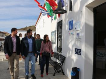 La delegada de Turismo, el alcalde, y el concejal de Turismo, entre otros representantes municipales han visitado la Oficina Municipal de Información Turística de Cartaya.