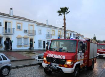 Sofocado el incendio en la calle San Sebastián, gracias a la rápida actuación de Policía Local, Bomberos, operarios municipales, y vecinos 