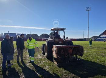 En marcha los trabajos de reparación del césped del Campo de Futbol municipal 